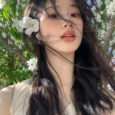 出墙红杏两家春 海报